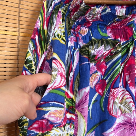 Flowy floral pants with pockets. Looks like a skirt but lets you move like pants - Picture 4 of 4